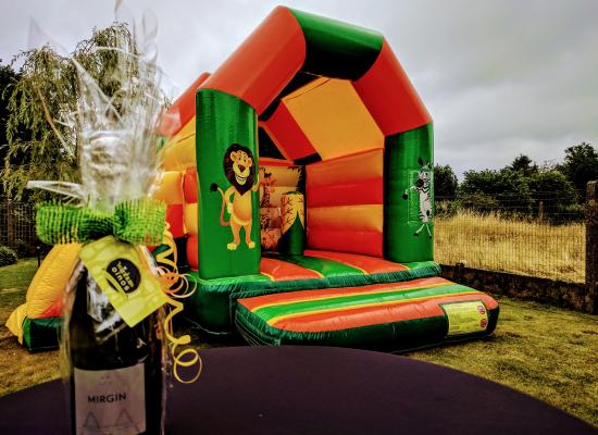 Een springkasteel huren met gratis cava!